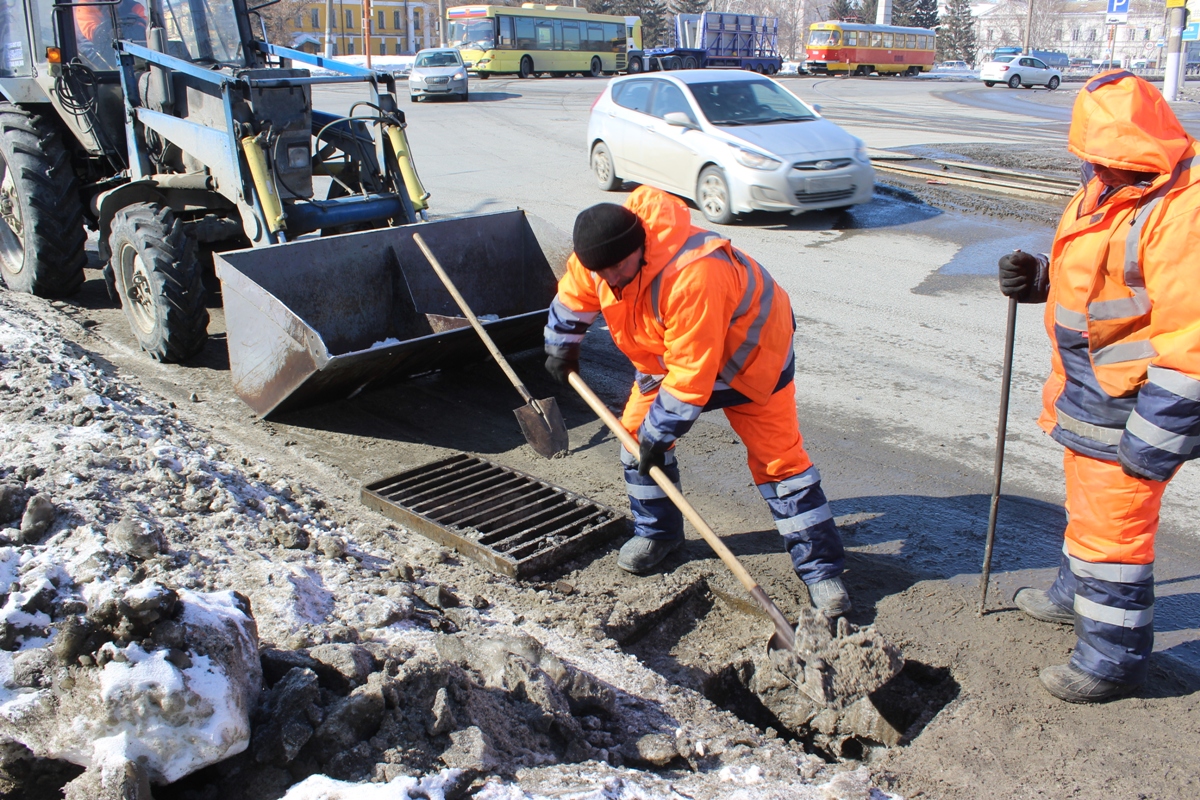 Барнаульские дорожники прочистили треть дождеприемных колодцев на улицах города