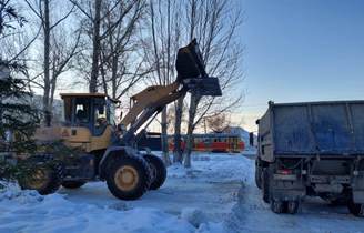 В Ленинском районе продолжаются работы по очистке территории от снега и наледи