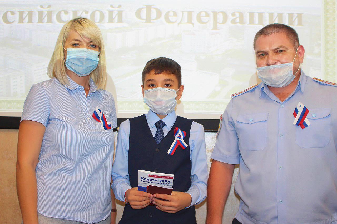 В преддверии Дня флага в Барнауле торжественно вручили первые паспорта 14-летним жителям