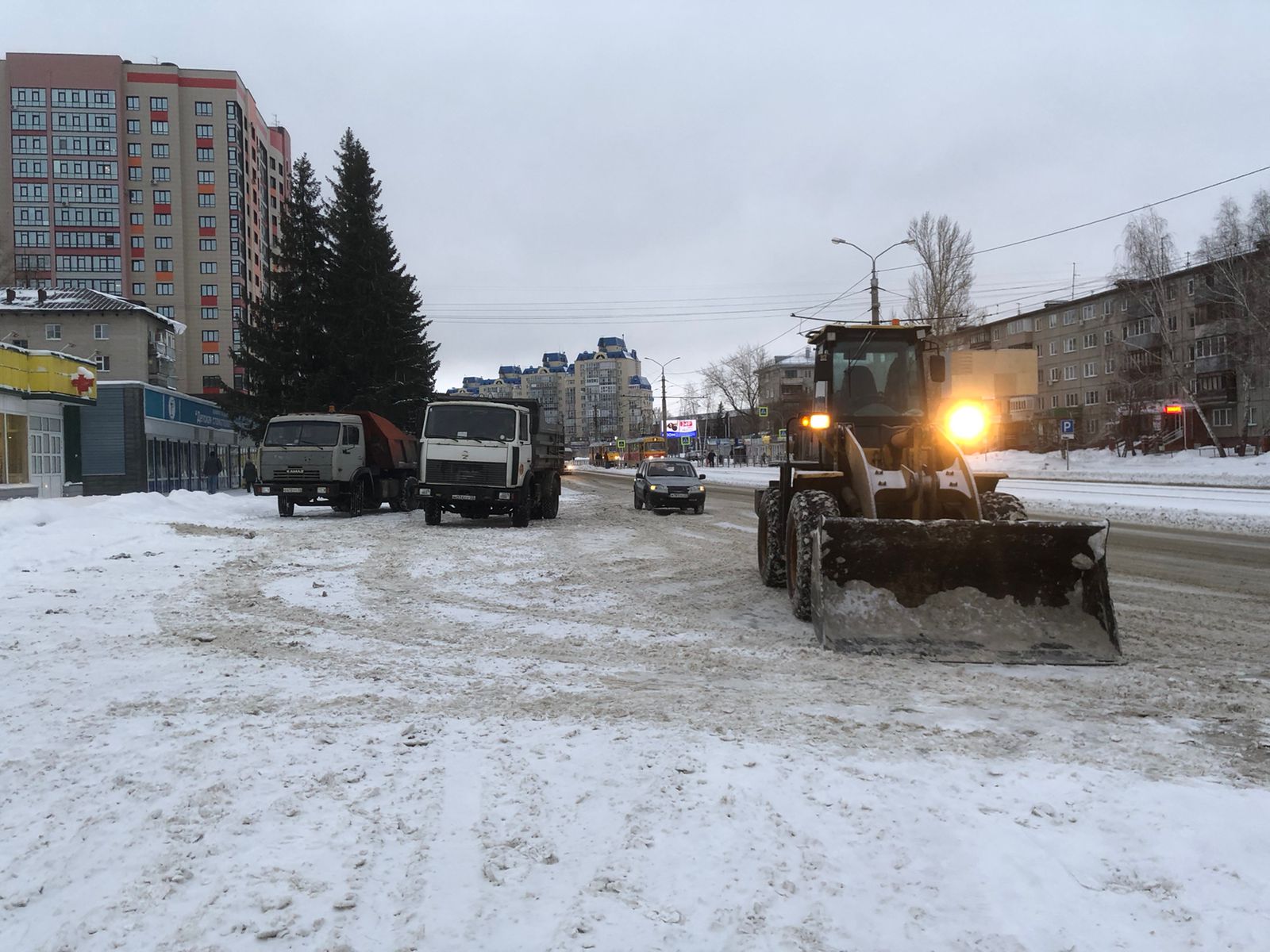 Администрацией района 2 января организованы работы по очистке подъездных путей к социально-значимым объектам 