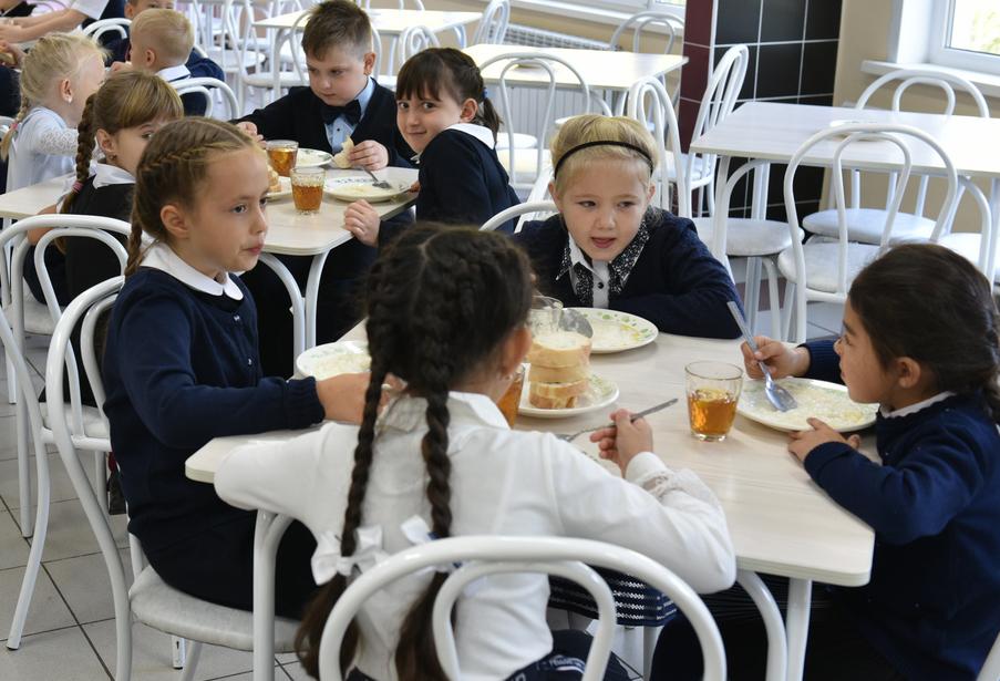 В барнаульских школах скорректировали меню горячего питания для учащихся начальных классов