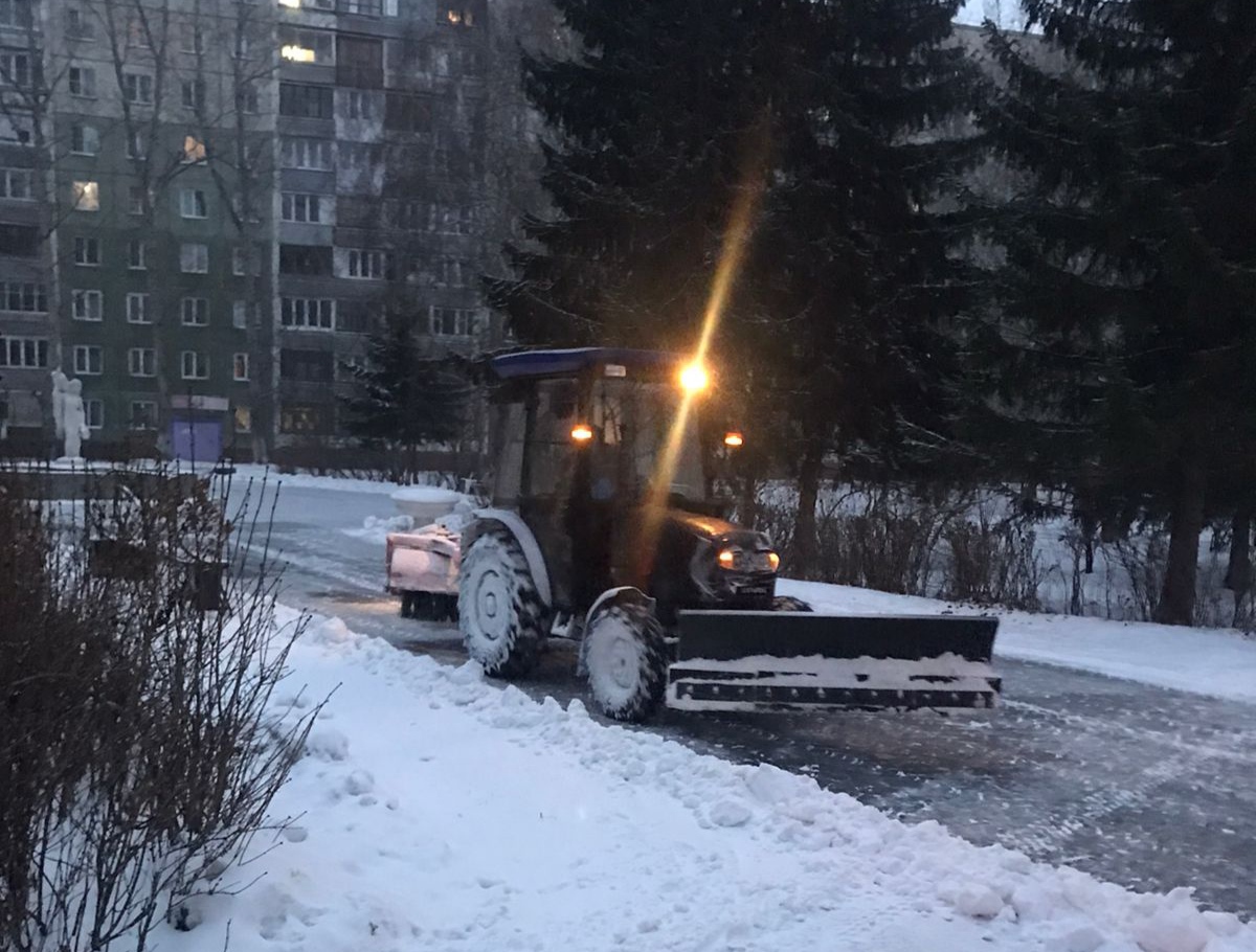 В ночь на 17 ноября на дорогах Барнаула будет работать 93 единицы снегоуборочной техники