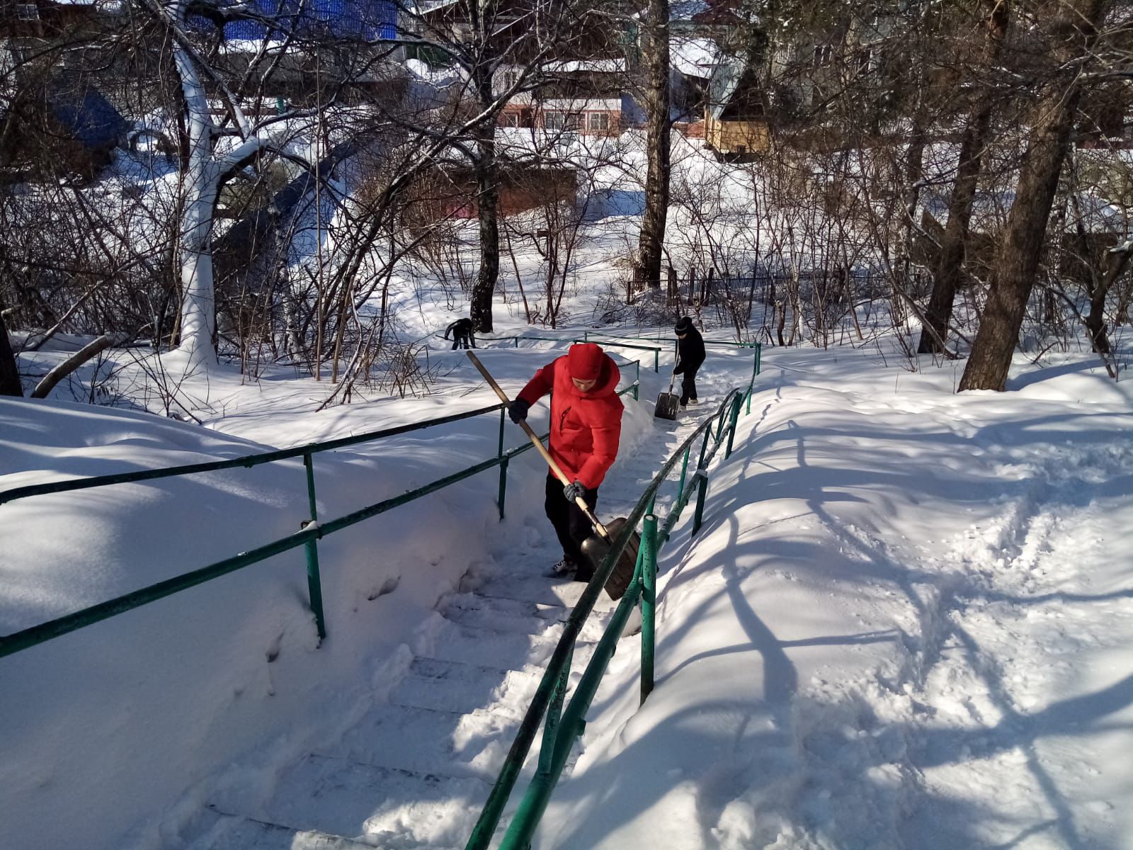 Студенты очищают от снега пешеходные лестницы в Центральном районе Барнаула 