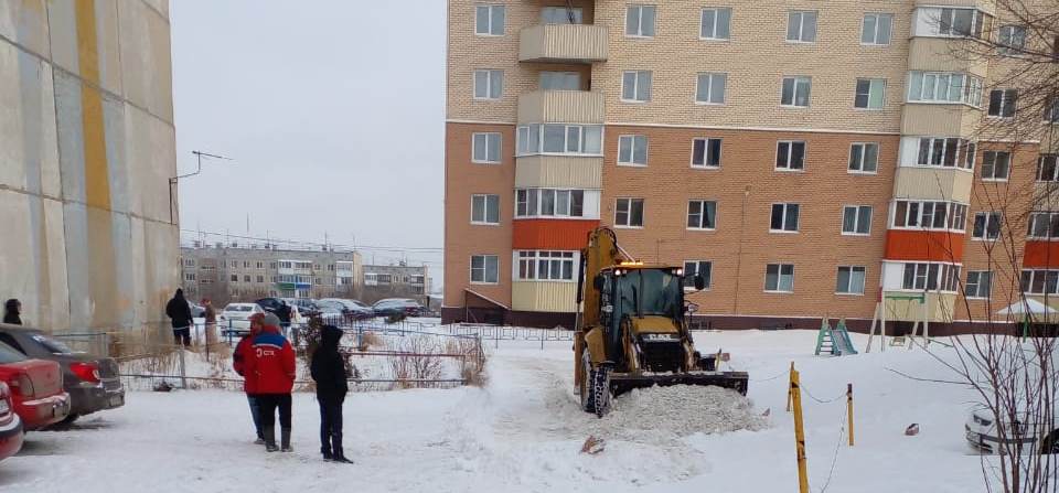 В Ленинском районе продолжают убирать снег и устранять гололёд