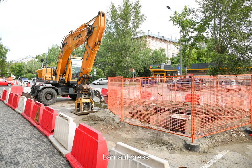 Жителей центральной части Барнаула просят сделать запасы воды на время работ по подключению нового водовода