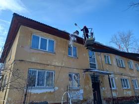 В связи с резкой сменой температур администрация Ленинского района уделяет особое внимание очистке кровель аварийных домов