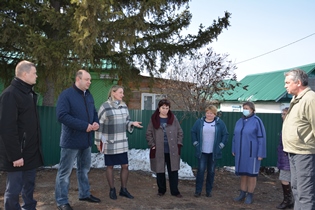 В барнаульском селе Гоньба с жителями обсудили обустройство освещения, которое проведут по проекту инициативного бюджетирования 