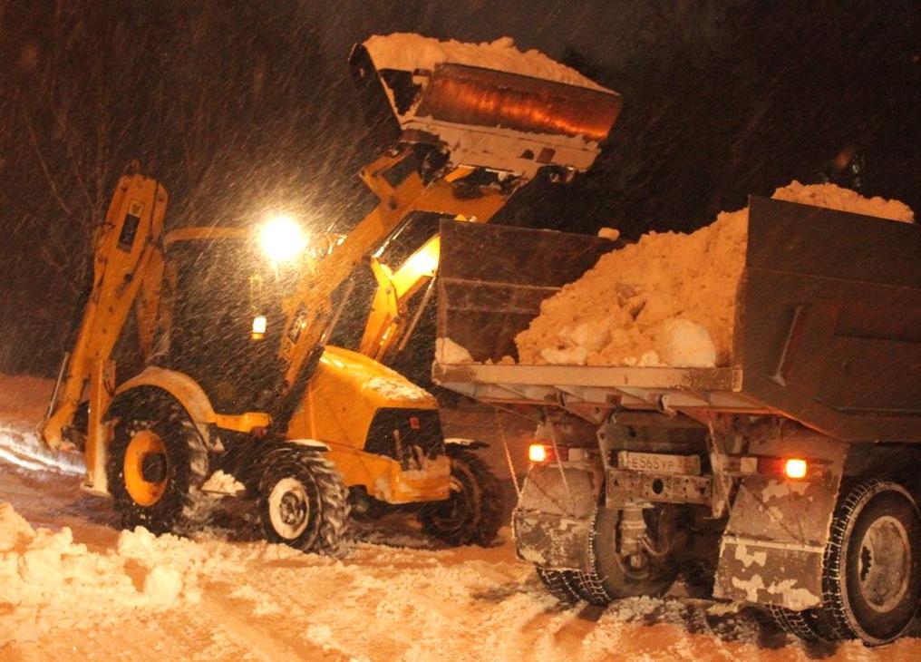 В ночь на 4 марта на дорогах Барнаула будут работать 102 единицы снегоуборочной техники