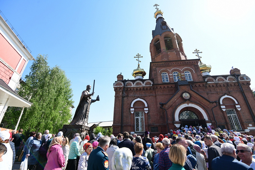 В Барнауле освятили памятник Николаю Чудотворцу 