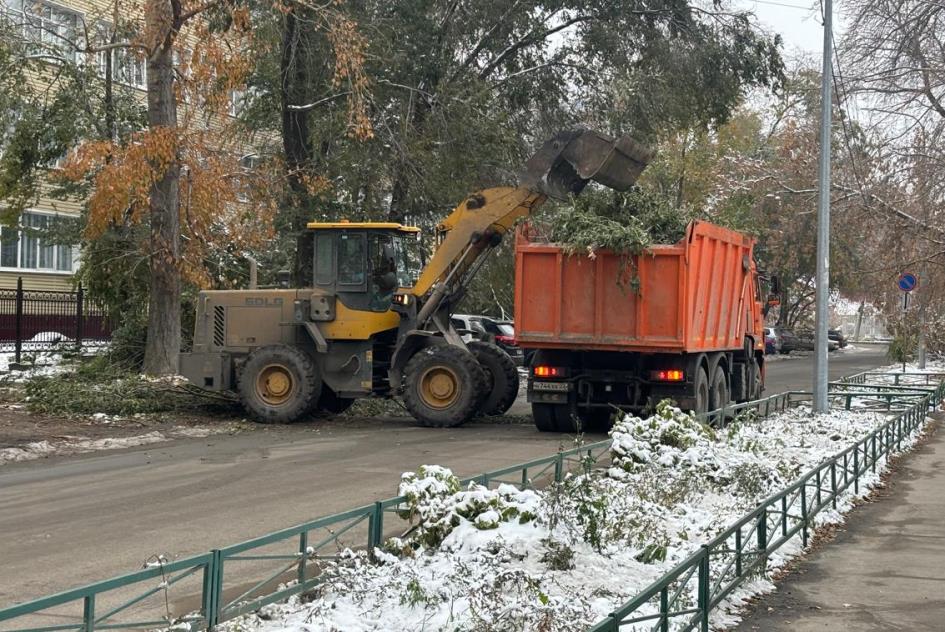 Более 30 машин с ветками и мусором вывезли с территории Октябрьского района в «чистый четверг» 