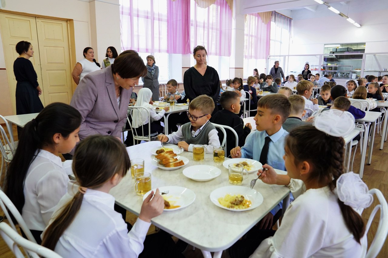 В барнаульской школе № 68 прошёл общественный контроль питания