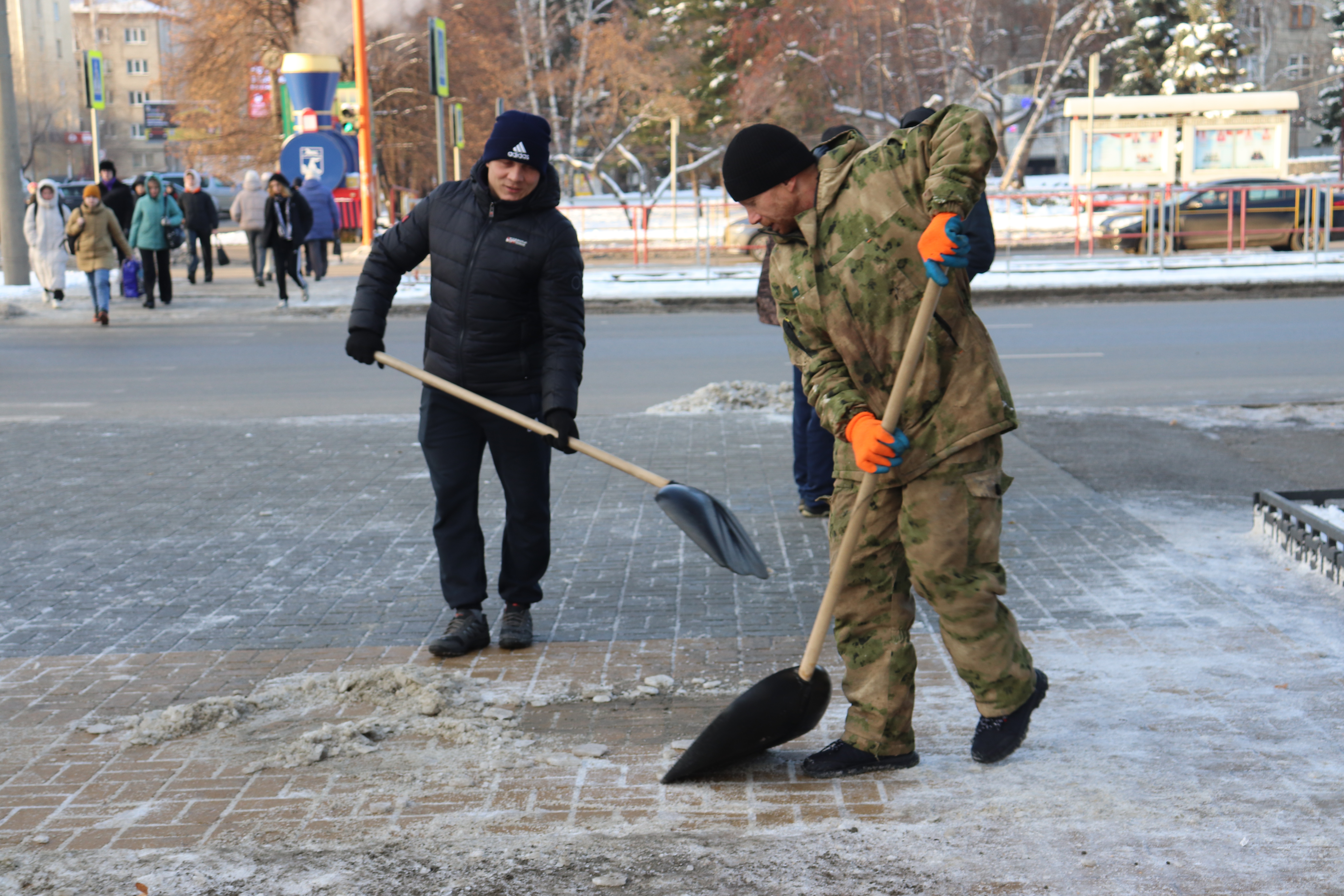 В Железнодорожном районе Барнаула очищают от снега и наледи центральные улицы города