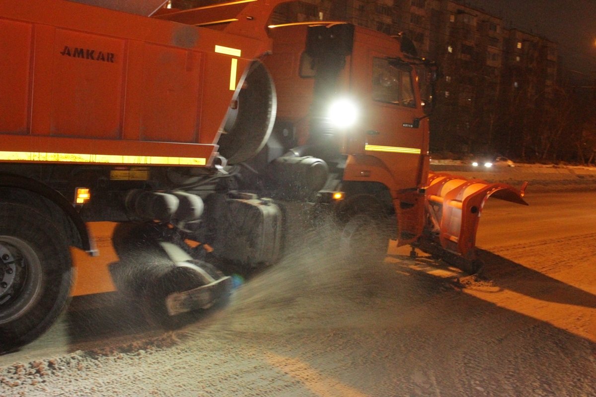 В ночь на 26 февраля на дорогах Барнаула будет работать 131 единица снегоуборочной техники