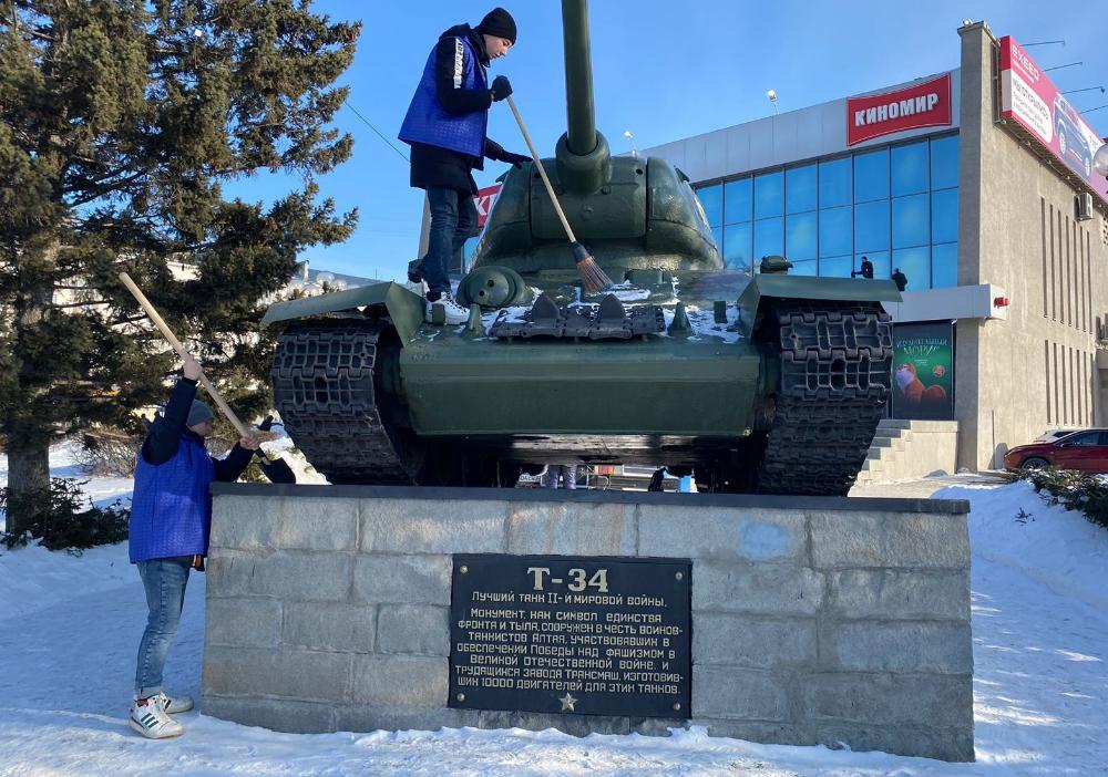 В рамках акции «Вахта памяти» студенты очистили от снега памятник лучшему танку времен Великой Отечественной войны Т-34
