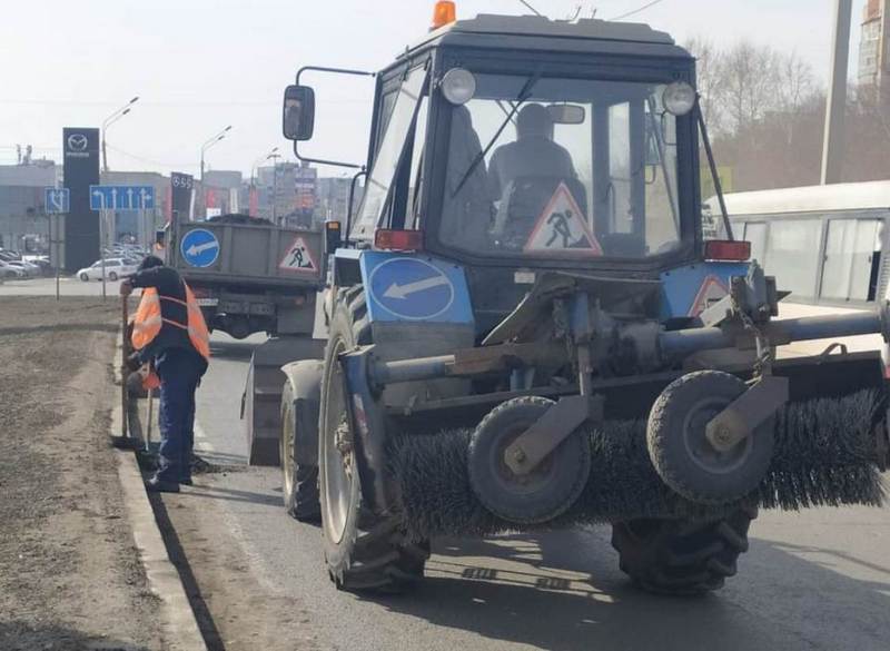 Дорожная служба продолжает очищать водоотводные лотки в Барнауле
