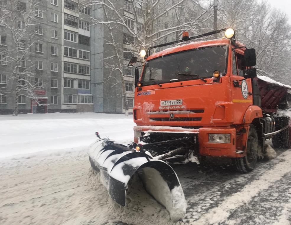 В районах Барнаула ведутся работы по устранению последствий снегопада