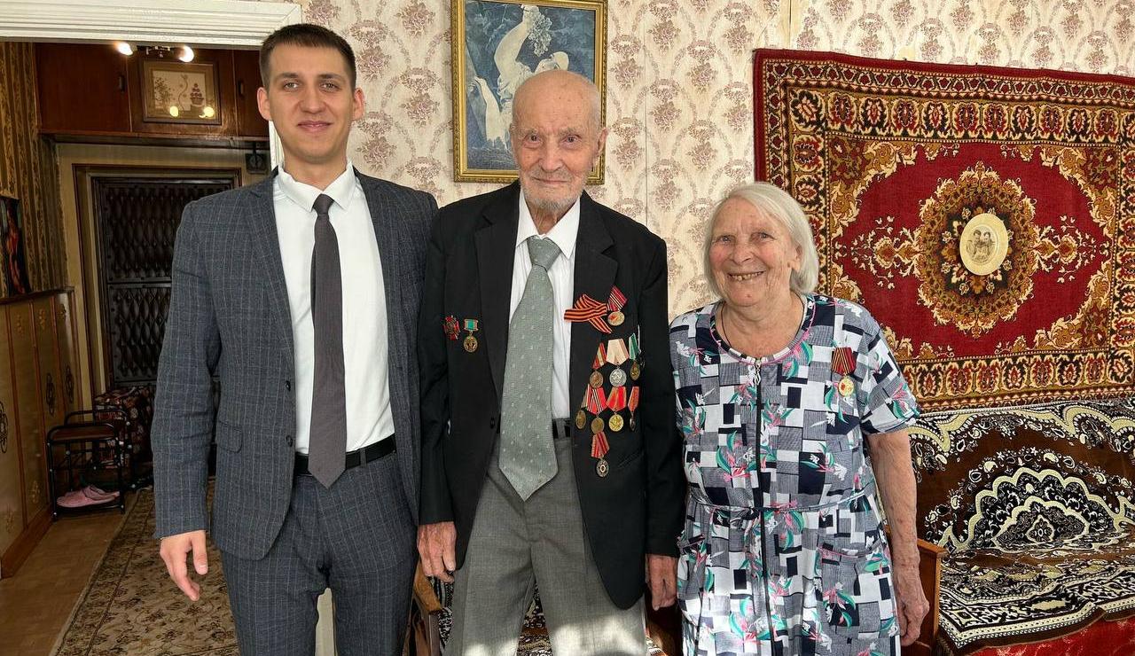 На территории Железнодорожного района продолжается вручение юбилейных медалей 80-летия Победы