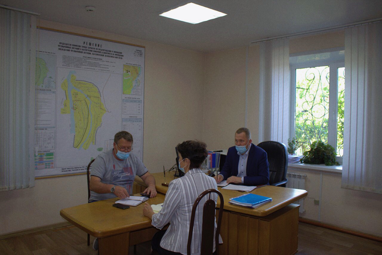 В связи с введением режима «повышенной готовности» глава администрации Центрального района Максим Сабына провел выездное совещание в микрорайоне Затон