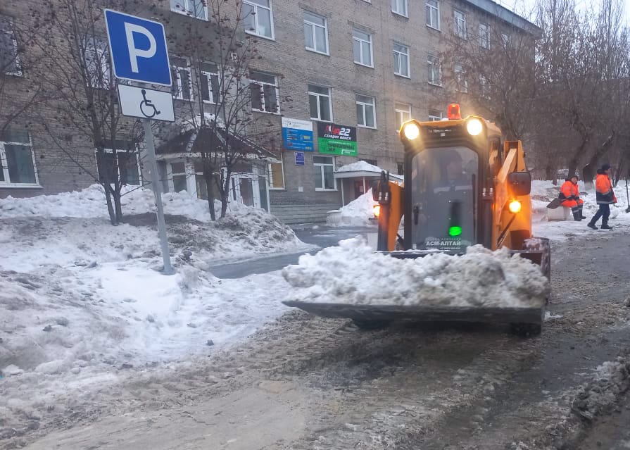 Дорожные службы Барнаула продолжают обрабатывать противогололедными средствами дороги и тротуары