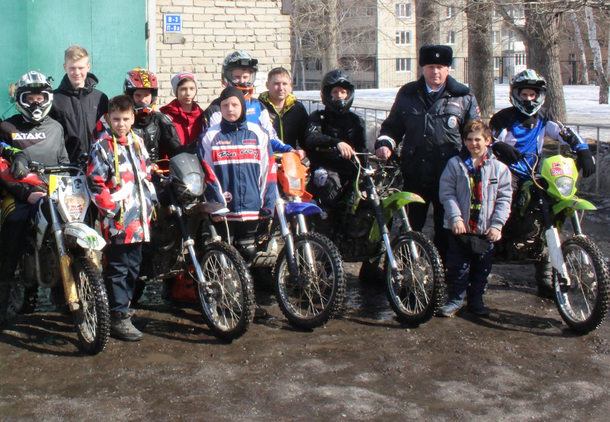 Сотрудники Госавтоинспекции Барнаула напомнили правила безопасности на дорогах воспитанникам мотоклуба