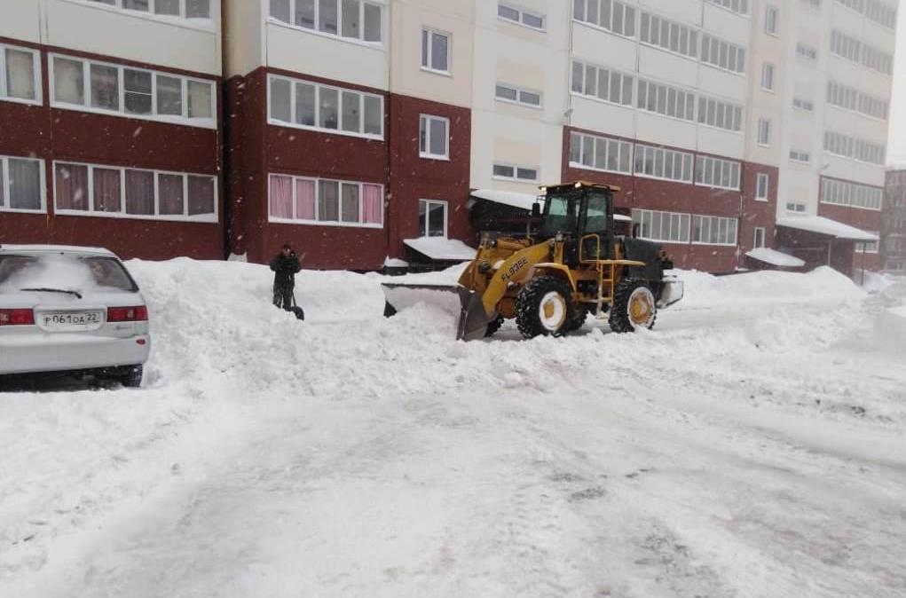 Уборка снега с улиц Барнаула продолжается