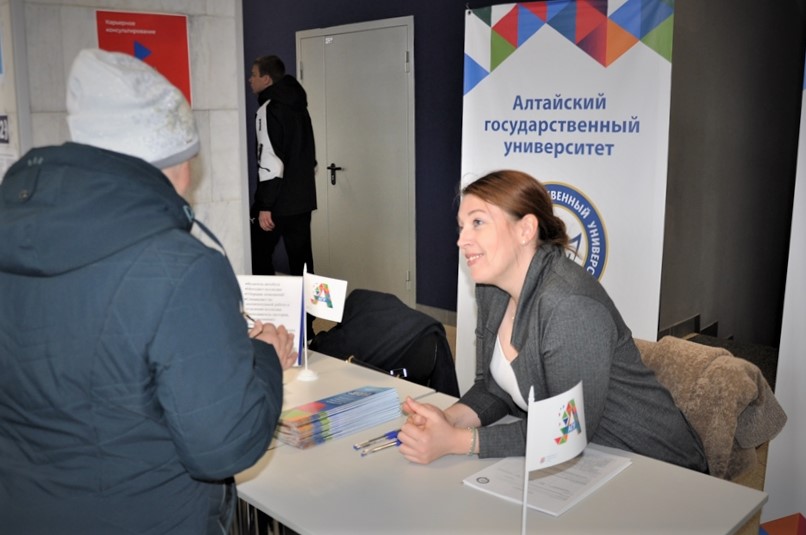 Барнаульцы побывали на ярмарке вакансий и учебных мест от кадрового центра «Работа России»