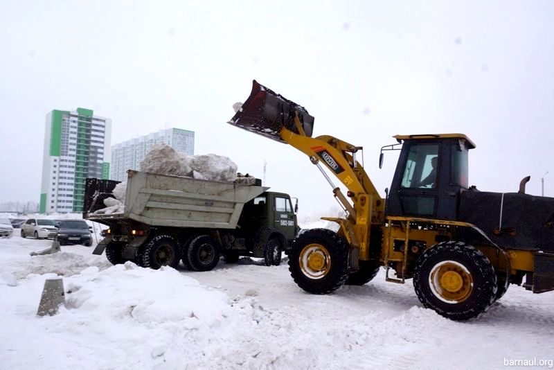 В Барнауле продолжают вывоз снега с городских улиц