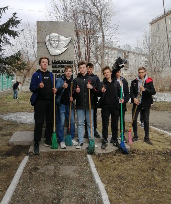 Школьники очистили памятники Зое Космодемьянской и генералу Панфилову