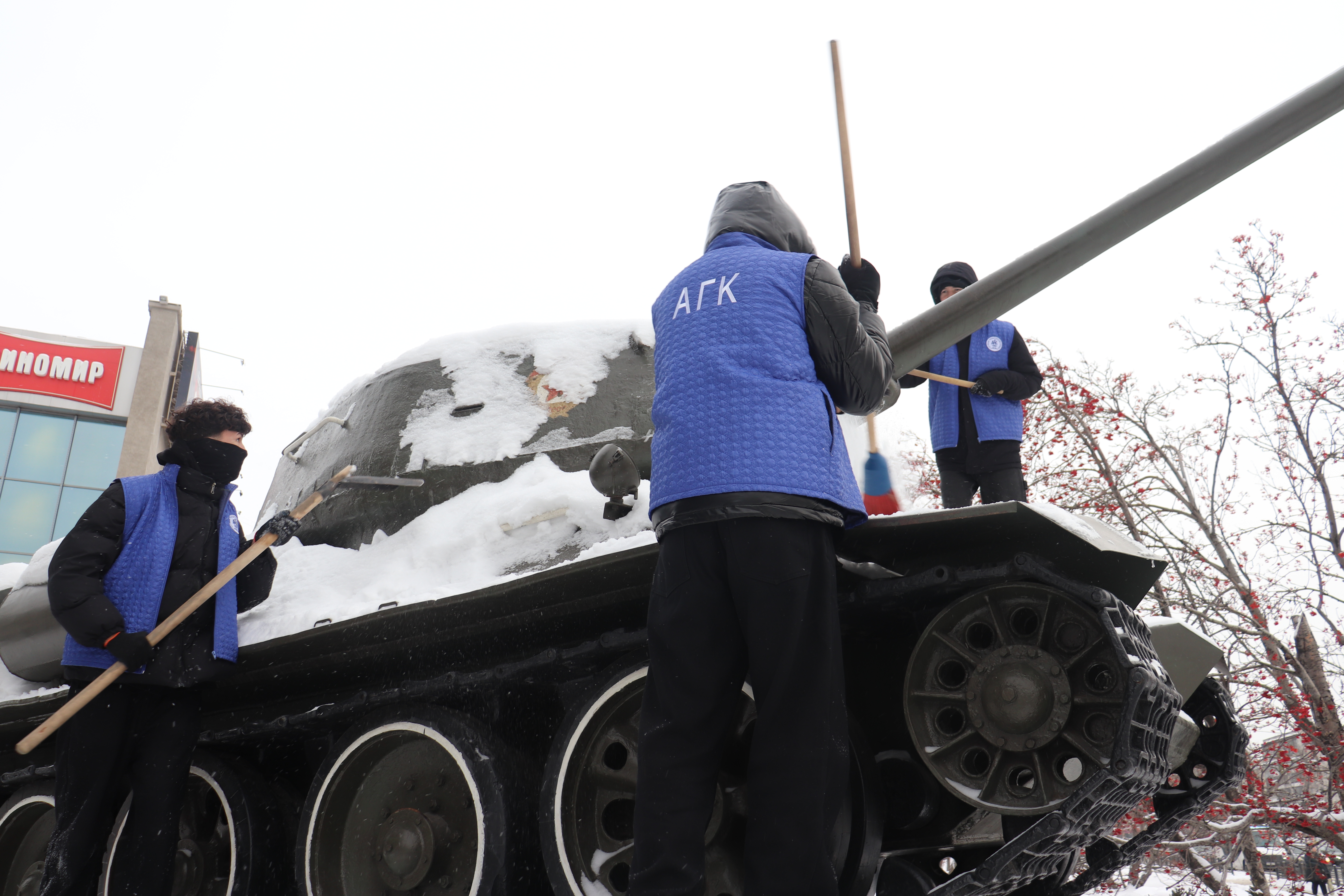 В Железнодорожном районе прошла ежегодная молодежная акция «Вахта Памяти», приуроченная ко Дню Неизвестного Солдата