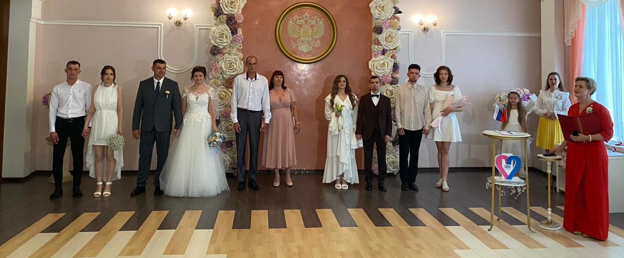Вчера во Дворце бракосочетания образовалось сразу пять новых семей