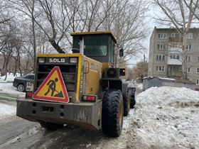 В Ленинском районе продолжаются работы по очистке от снега и наледи 