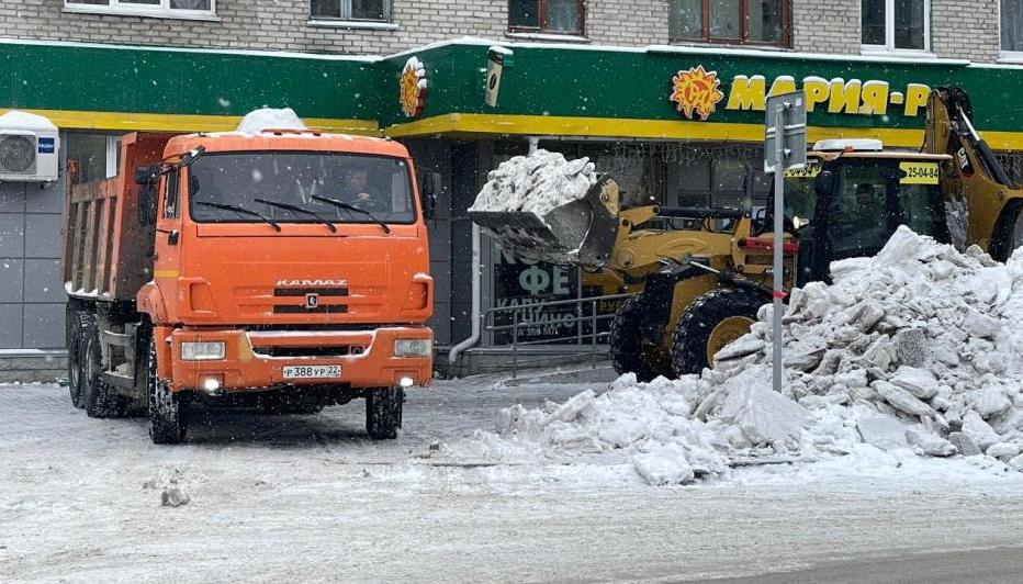 Предприятия потребительского рынка Октябрьского района Барнаула очищают прилегающую территорию от снега и наледи