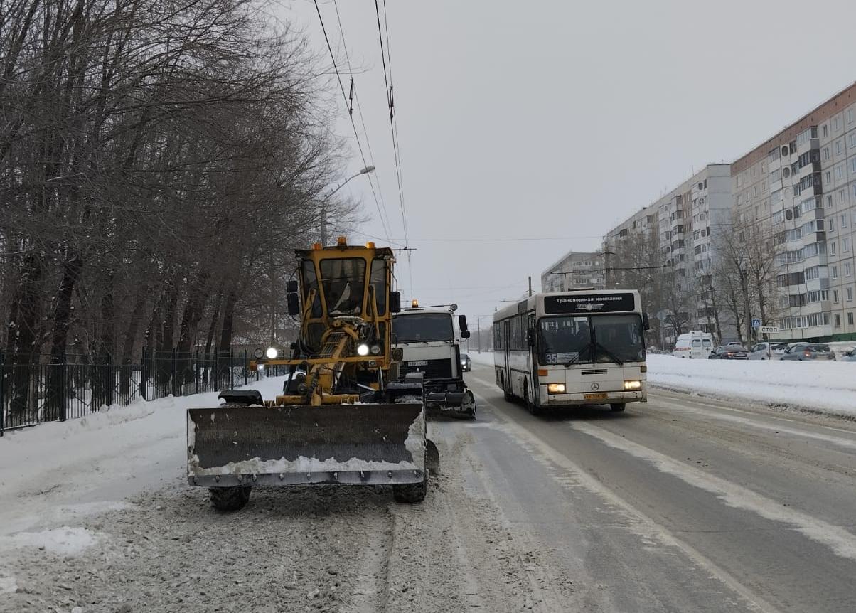 Снегоуборочная техника на дорогах Барнаула продолжает работу 15 января