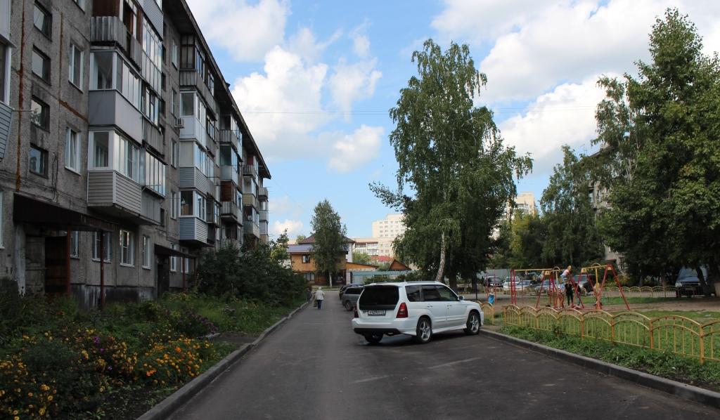 В Центральном районе Барнаула в рамках нацпроекта заасфальтировали 12 дворов