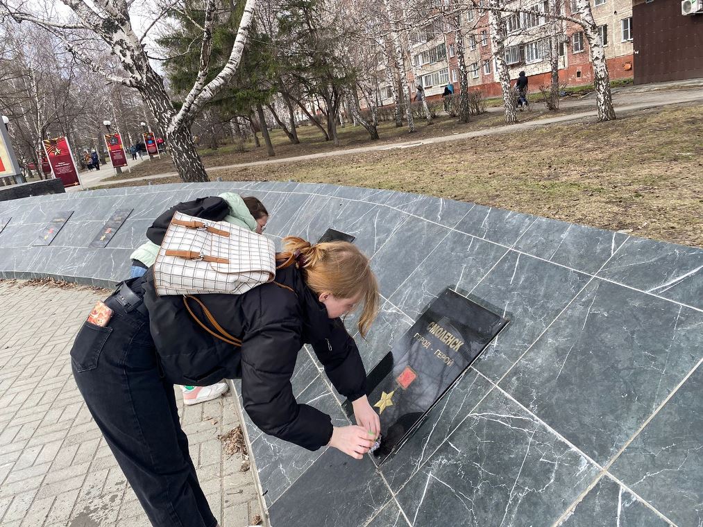 В Ленинском районе прошла акция «Дорога к обелиску» по санитарной очистке памятных объектов