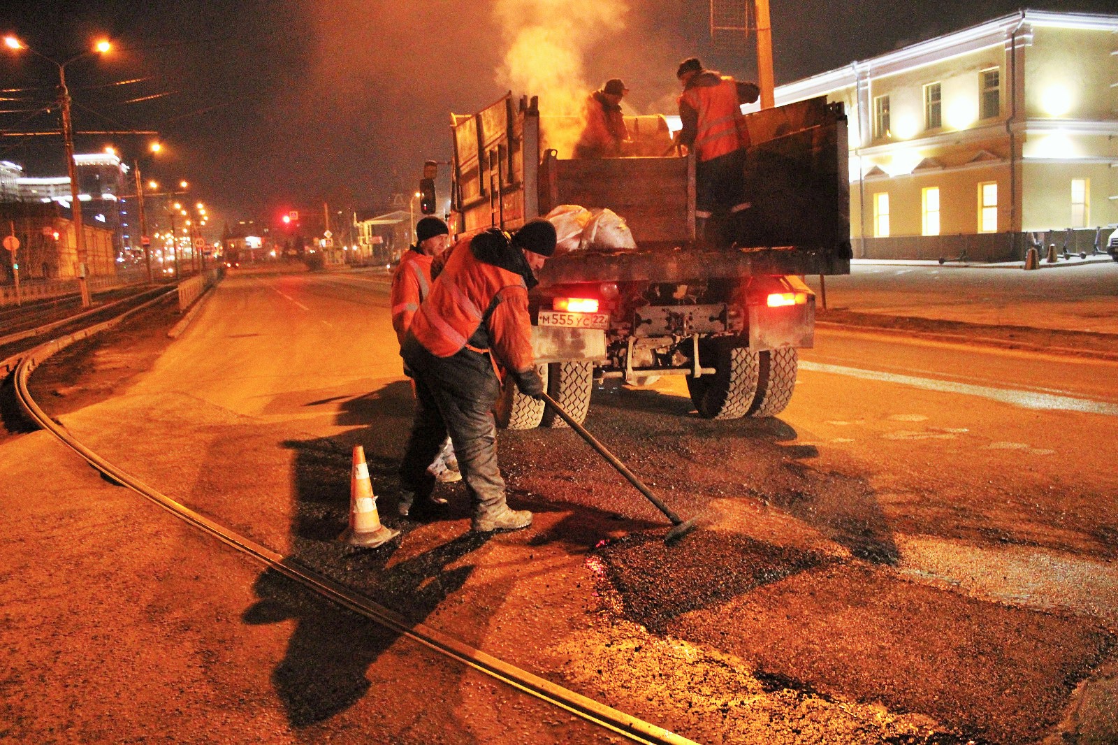 В Барнауле продолжается ремонт дорог с применением холодного асфальта