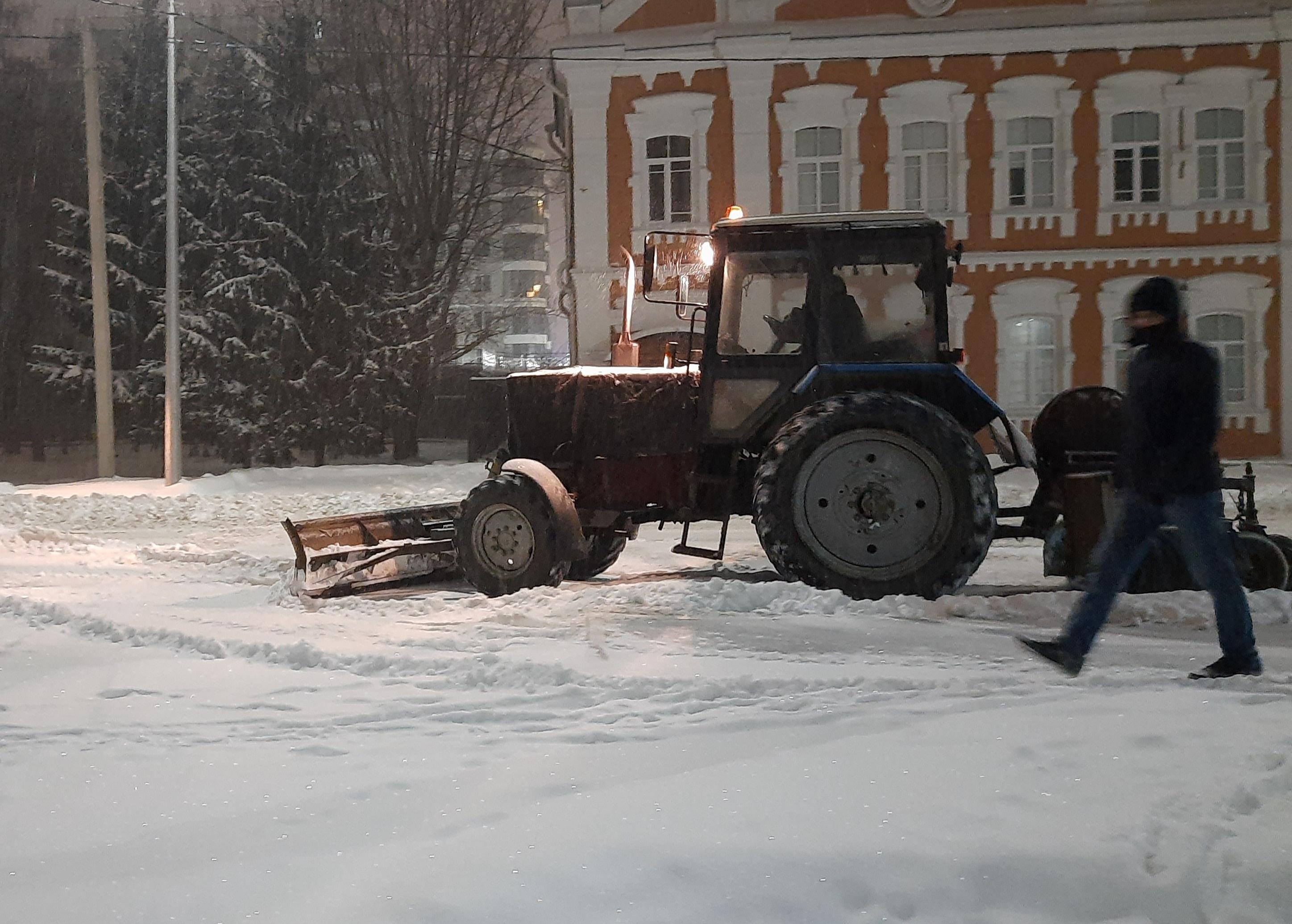 До 154 единиц снегоуборочной техники в сутки будут работать на дорогах Барнаула в выходные дни