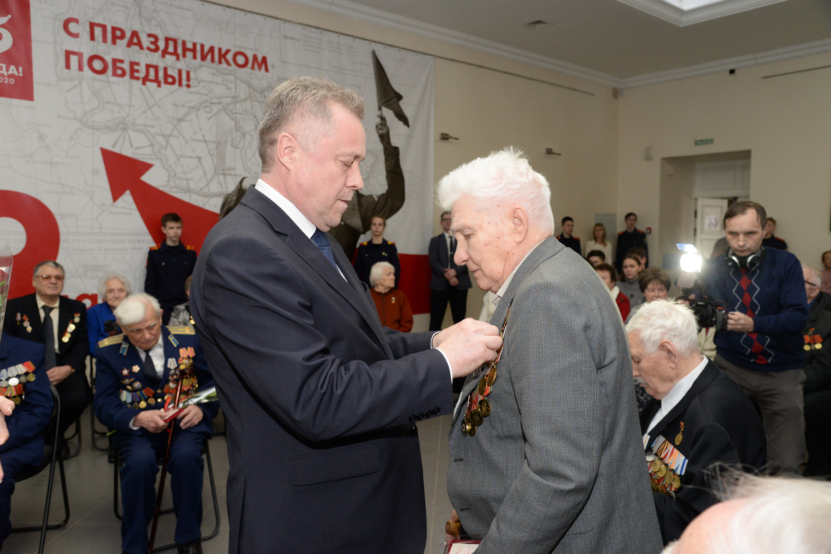 В Барнауле вручили первые юбилейные медали в честь 75-летия Победы