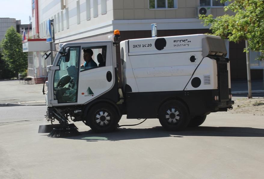 Коммунальная спецтехника очищает от пыли дороги и тротуары в Барнауле