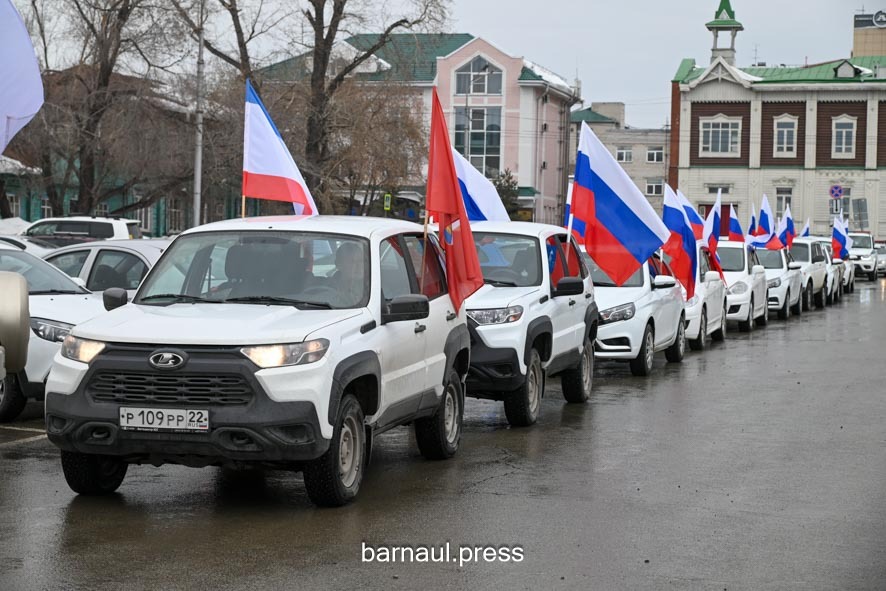 В Барнауле состоялся автопробег, посвящённый годовщине воссоединения России и Крыма