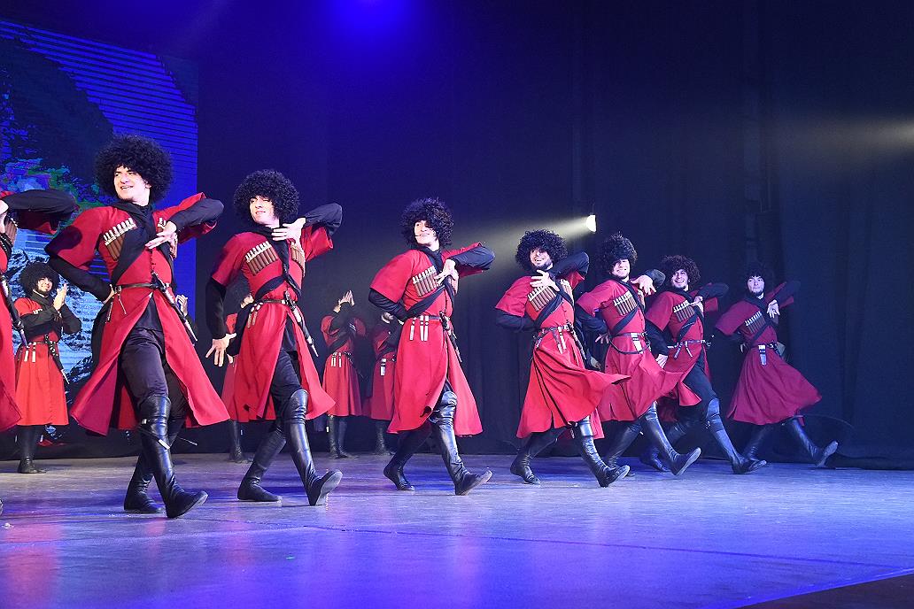 Ярко и красочно: чеченский государственный ансамбль танца «Вайнах» выступил в Барнауле 
