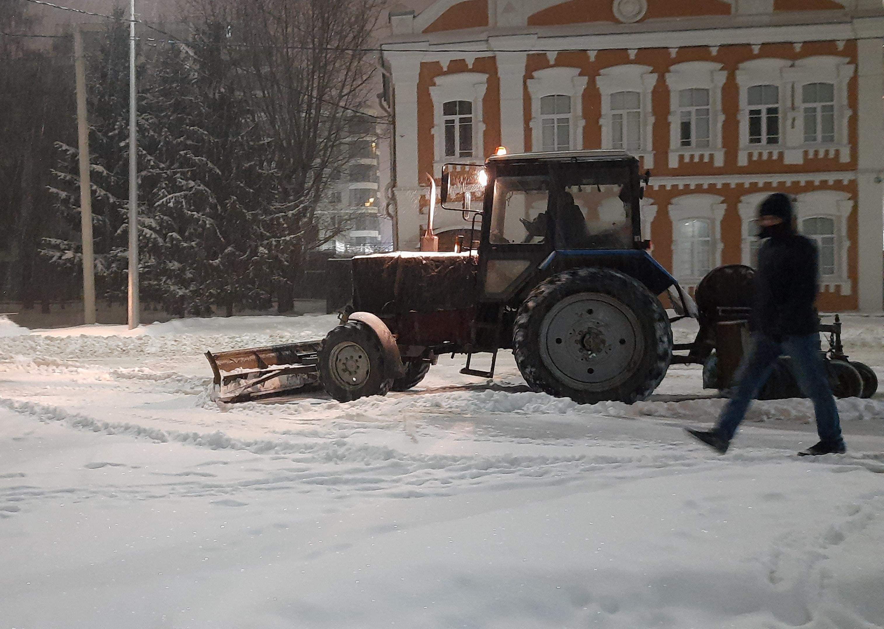 В ночь на 5 марта на дорогах Барнаула будут работать 102 единицы снегоуборочной техники