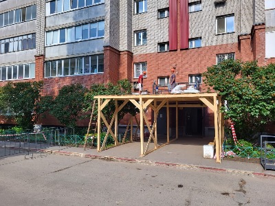Продолжается работа по демонтажу декоративной кладки по ул.Попова, 113