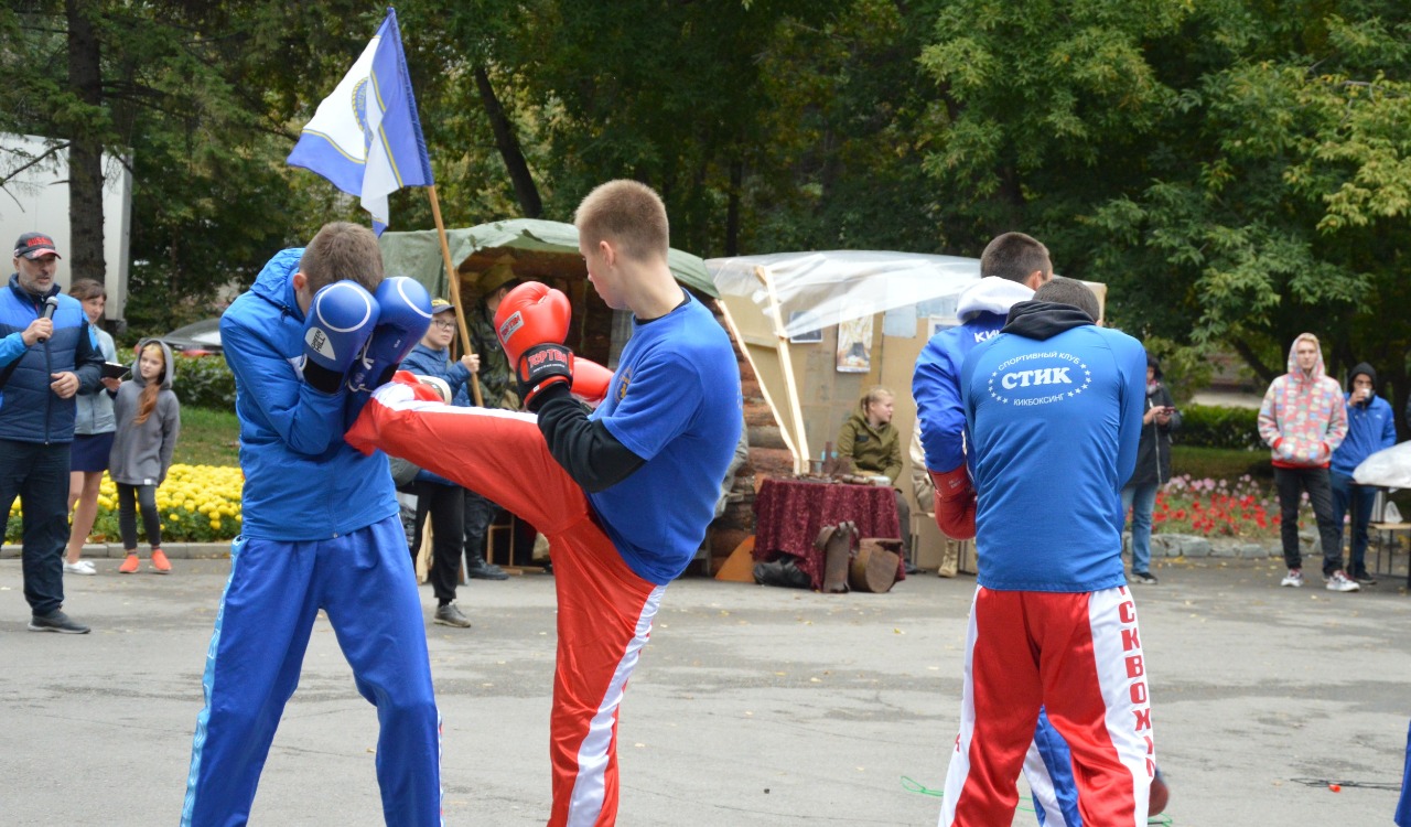 Воспитанники школы кикбоксинга «СТИК» проводят в Октябрьском районе бесплатные тренировки