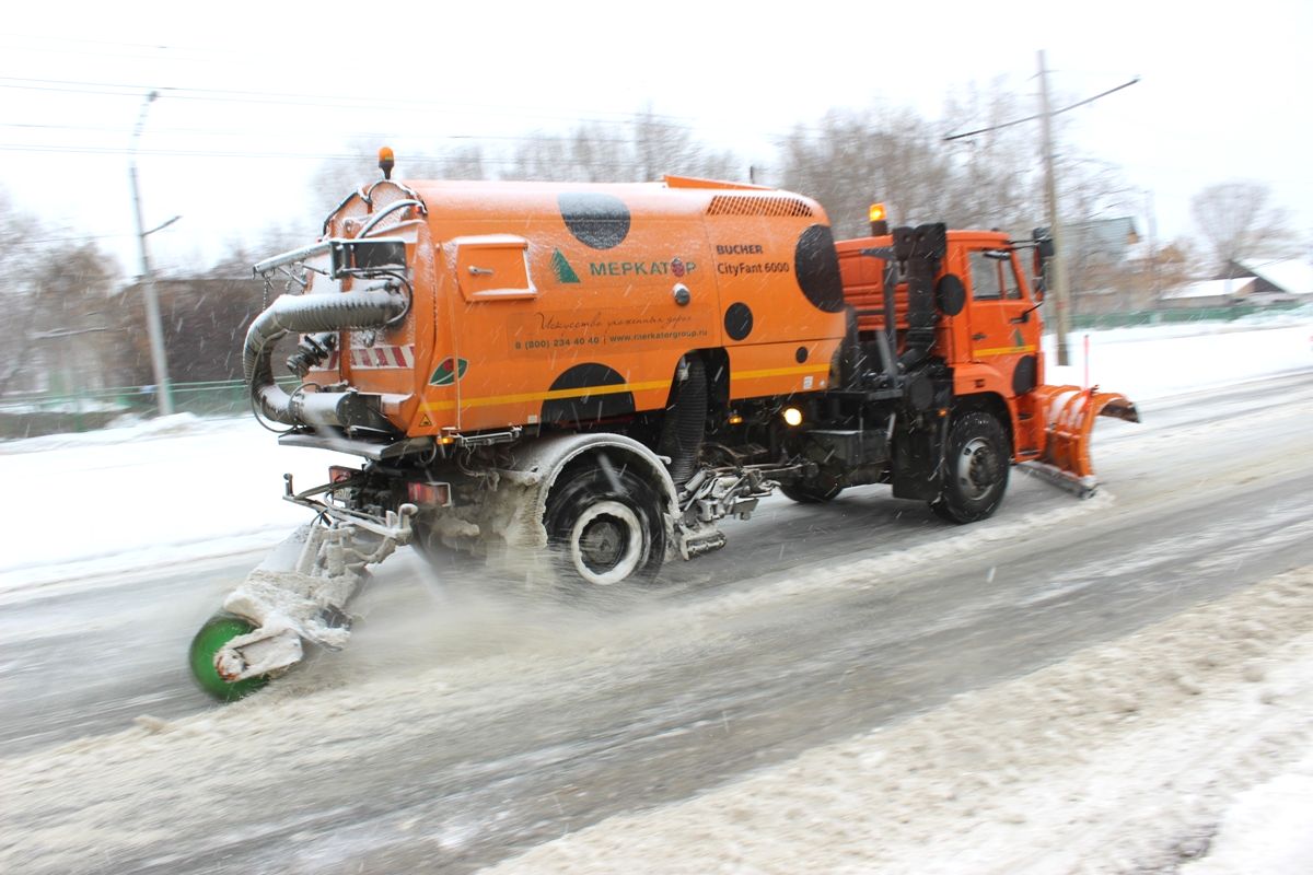 Около 80 единиц снегоуборочной техники работают на дорогах Барнаула 10 марта