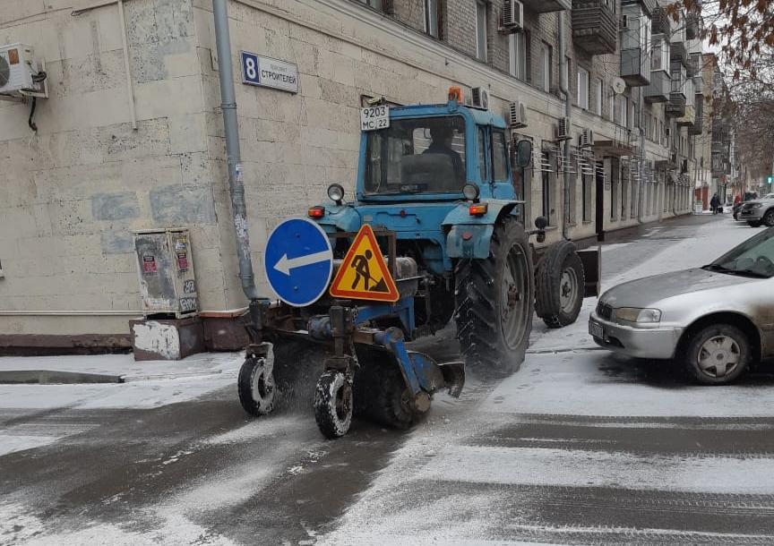 Зимняя техника посыпает дороги и очищает тротуары в Барнауле