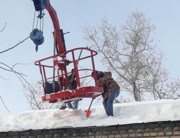 Крыши аварийных домов чистят от снега и наледи в Барнауле