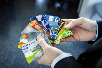 Осторожно, мошенники: у подростков перекупают банковские карты для обналичивания денег