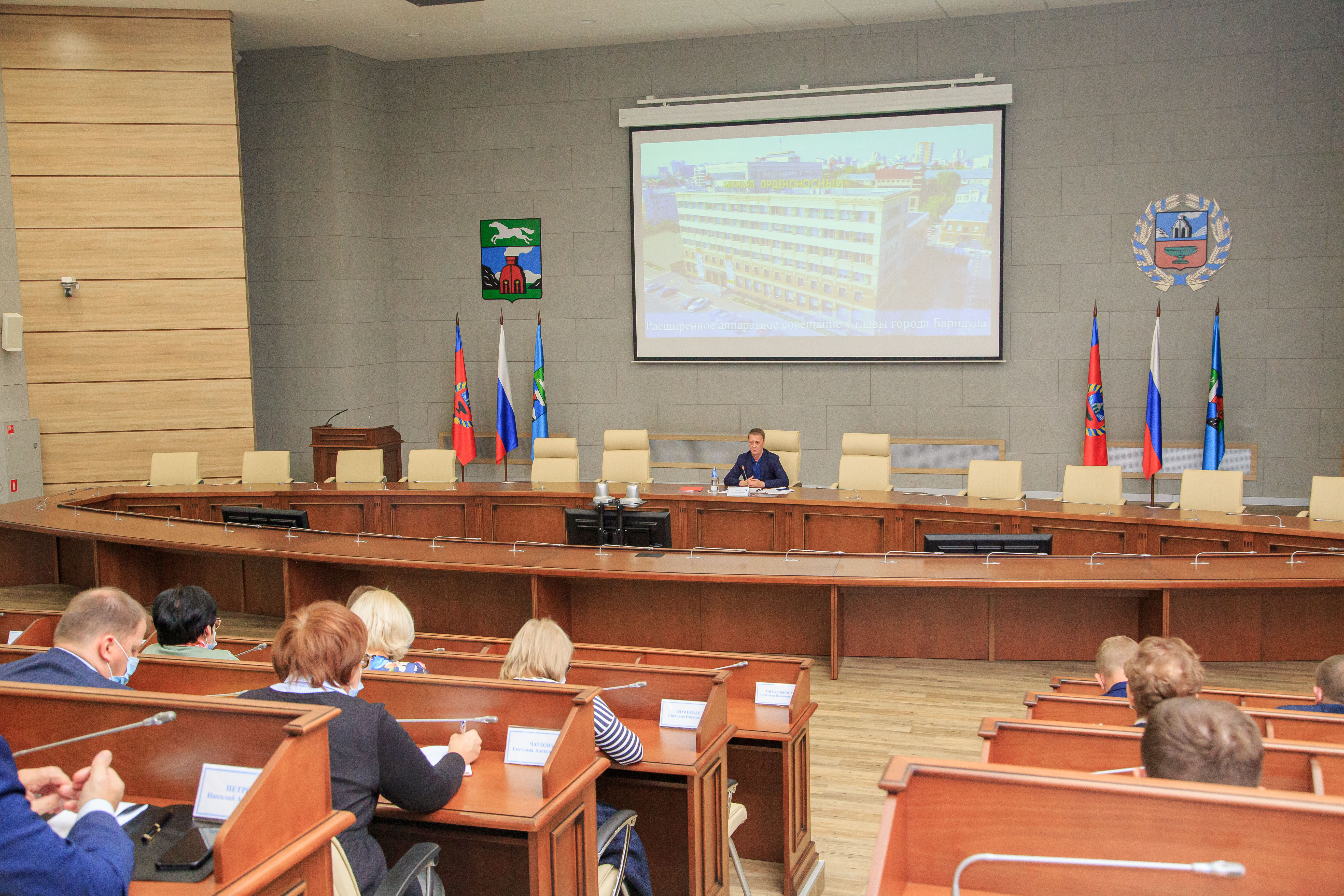 Ситуацию с распространением коронавирусной инфекции на территории города обсудили на оперативном совещании в администрации Барнаула 