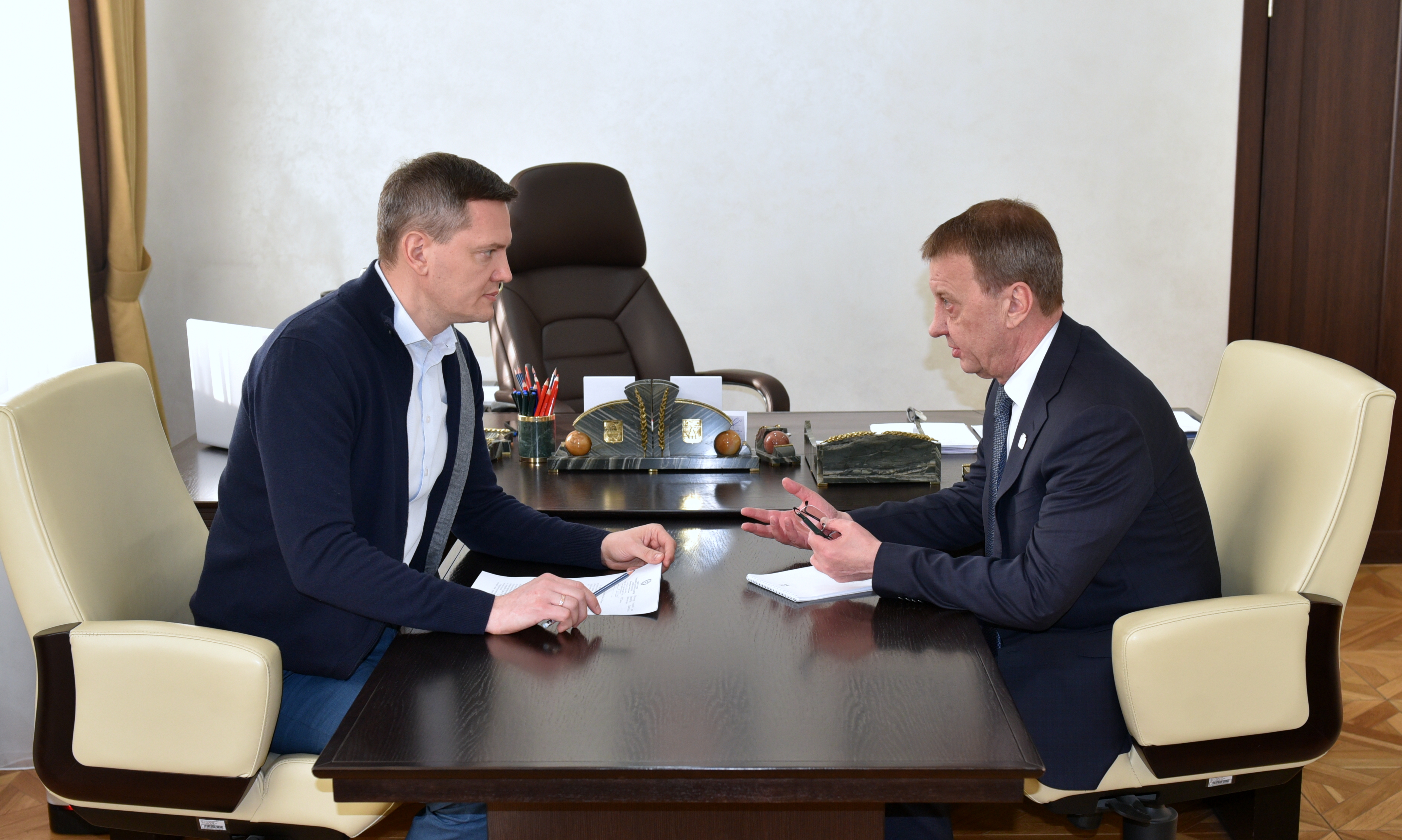 Глава города Вячеслав Франк и депутат Госдумы России Даниил Бессарабов провели рабочую встречу